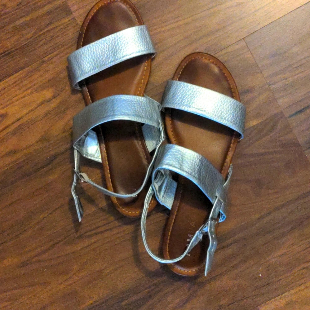 Rampage Ram-Arrie Faux Leather Silver Sandals Wedge Heel with Slingback Buckle